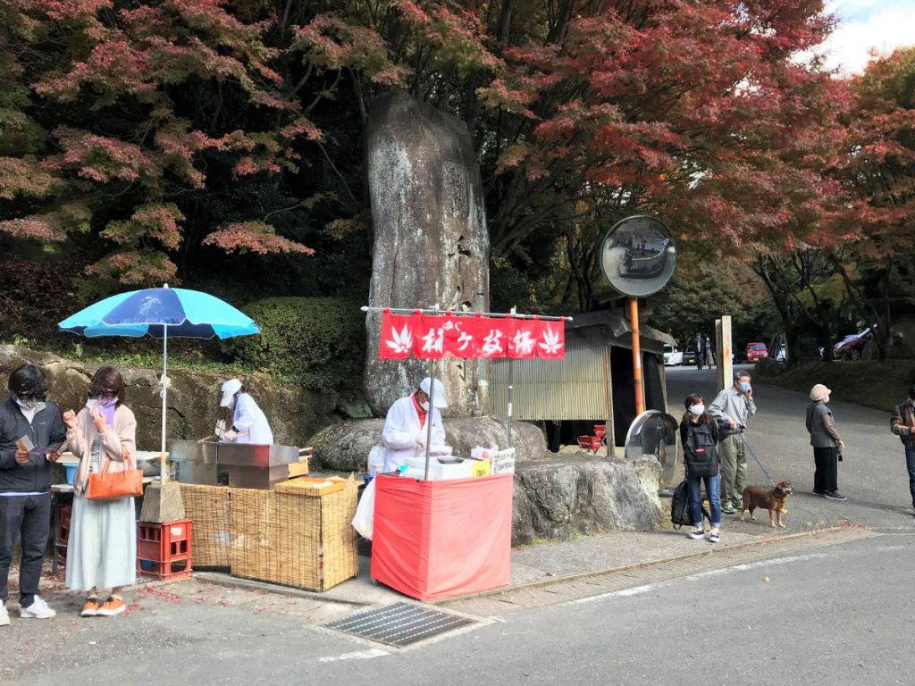 写真：福岡糸島 雷山千如寺大悲王院の前の梅が枝餅やさん