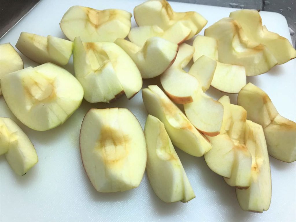 写真：りんごキャラメル煮 りんごを薄切りにします