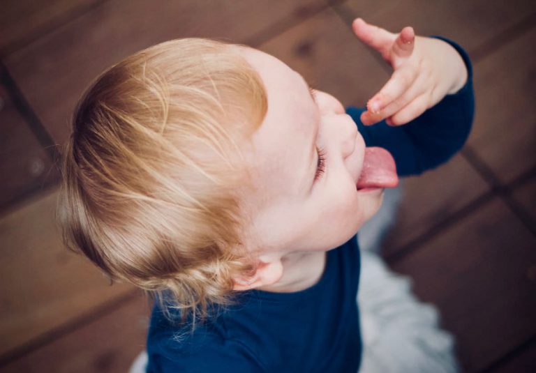 写真：舌を出す子供イメージ