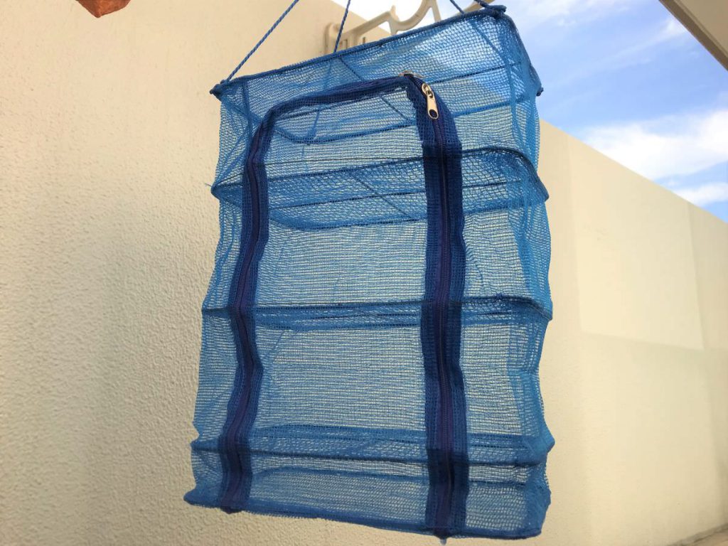 写真：干し柿用に干し網を用意しました