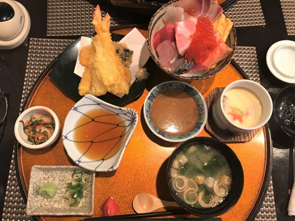 写真：福岡市西区「谷久」海鮮丼と天ぷらセット