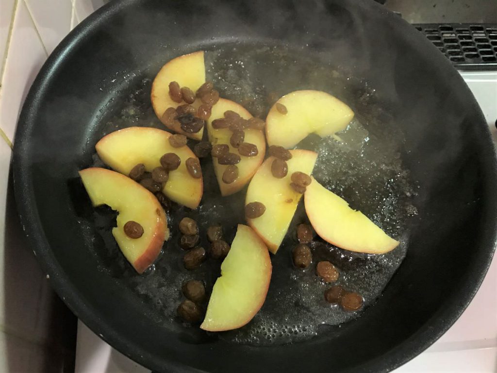 写真：フライパンで焼きりんごを作る