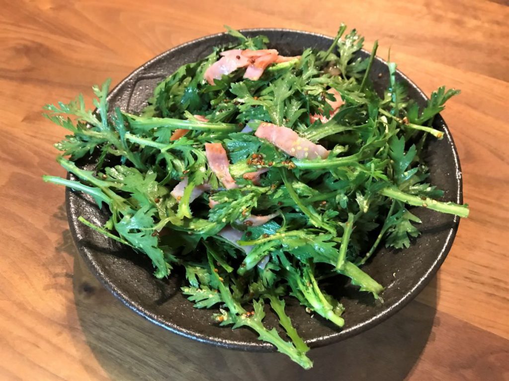 写真：春菊とベーコンのサラダ