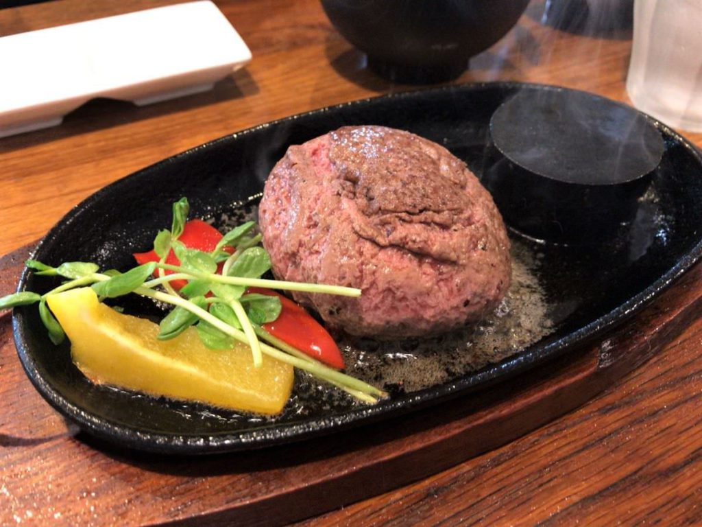 写真：福岡糸島 肉×肉MAKOTO レアハンバーグ