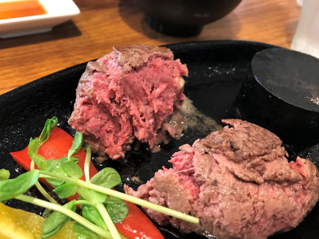 写真：福岡糸島 肉×肉MAKOTO レアハンバーグを割ったところ