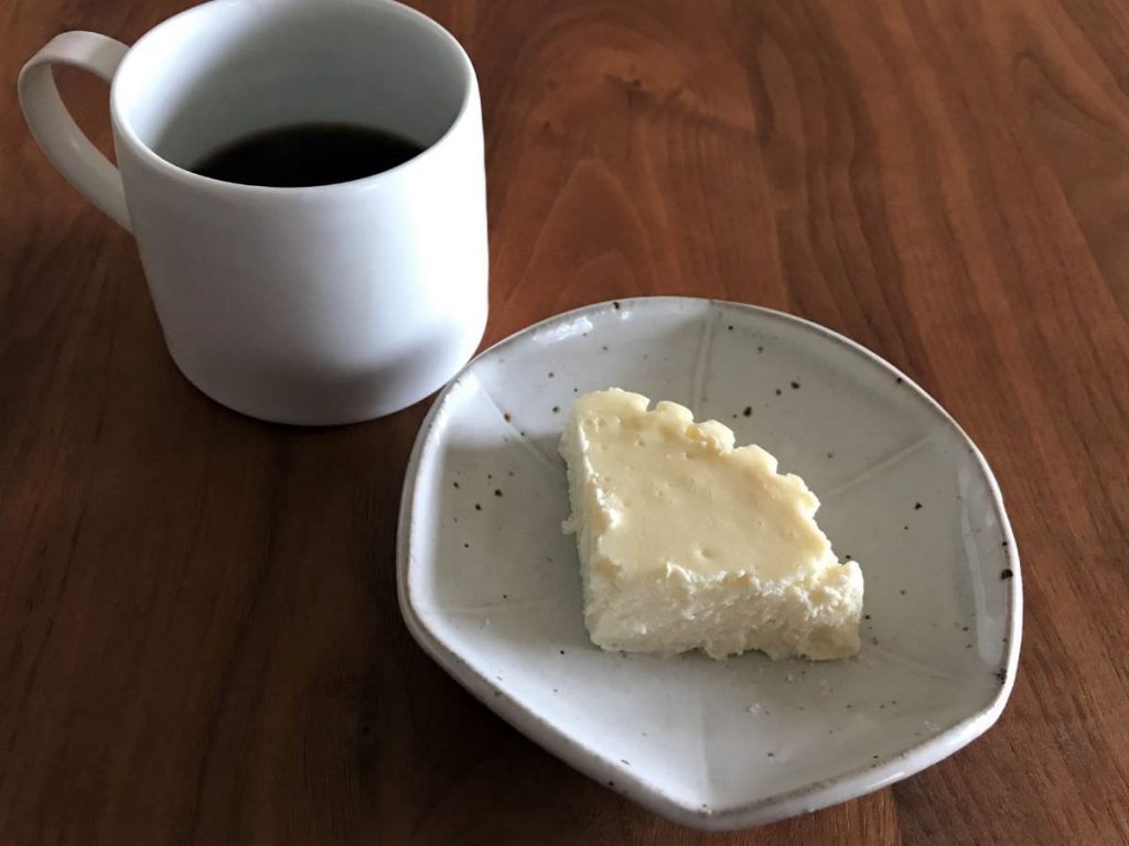 写真：練乳チーズケーキをおやつに食べる