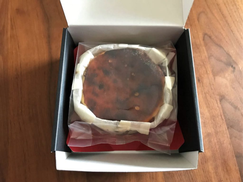 写真：香のかのバスクチーズケーキのパッケージを開けたところ