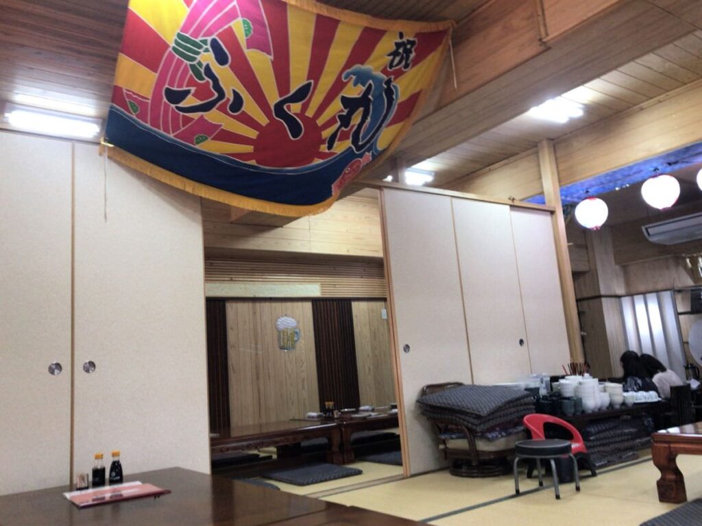 写真：福岡糸島　ふく丸　店内に大漁旗