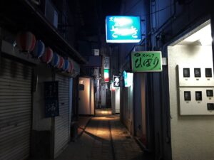 写真：長崎 細い路地の奥にあるお店に向かいます