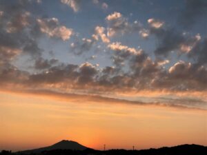 写真：夕暮れの糸島富士（可也山）