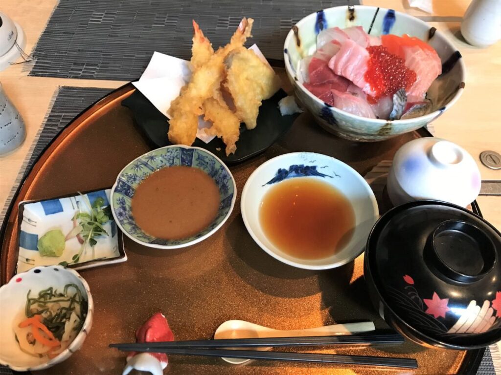 写真：福岡市西区 いけす割烹 谷久 周船寺海鮮丼 天ぷらセット