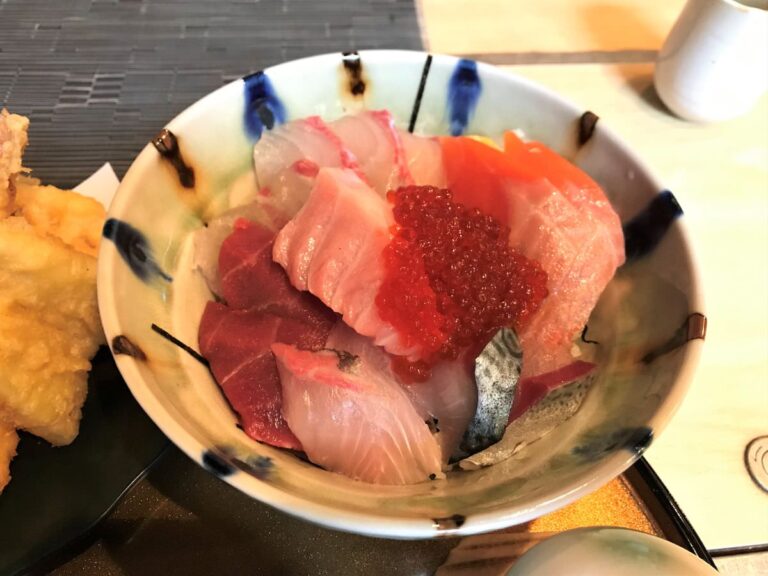 写真：福岡市西区 いけす割烹 谷久 海鮮丼
