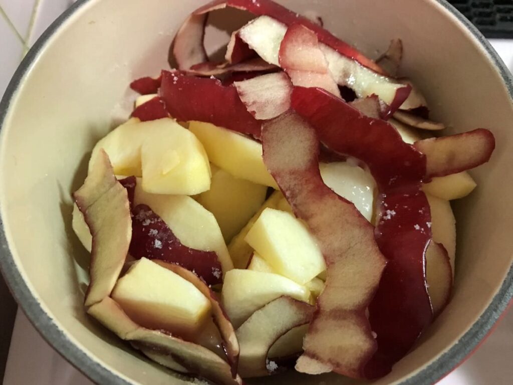 写真：りんご煮をつくります