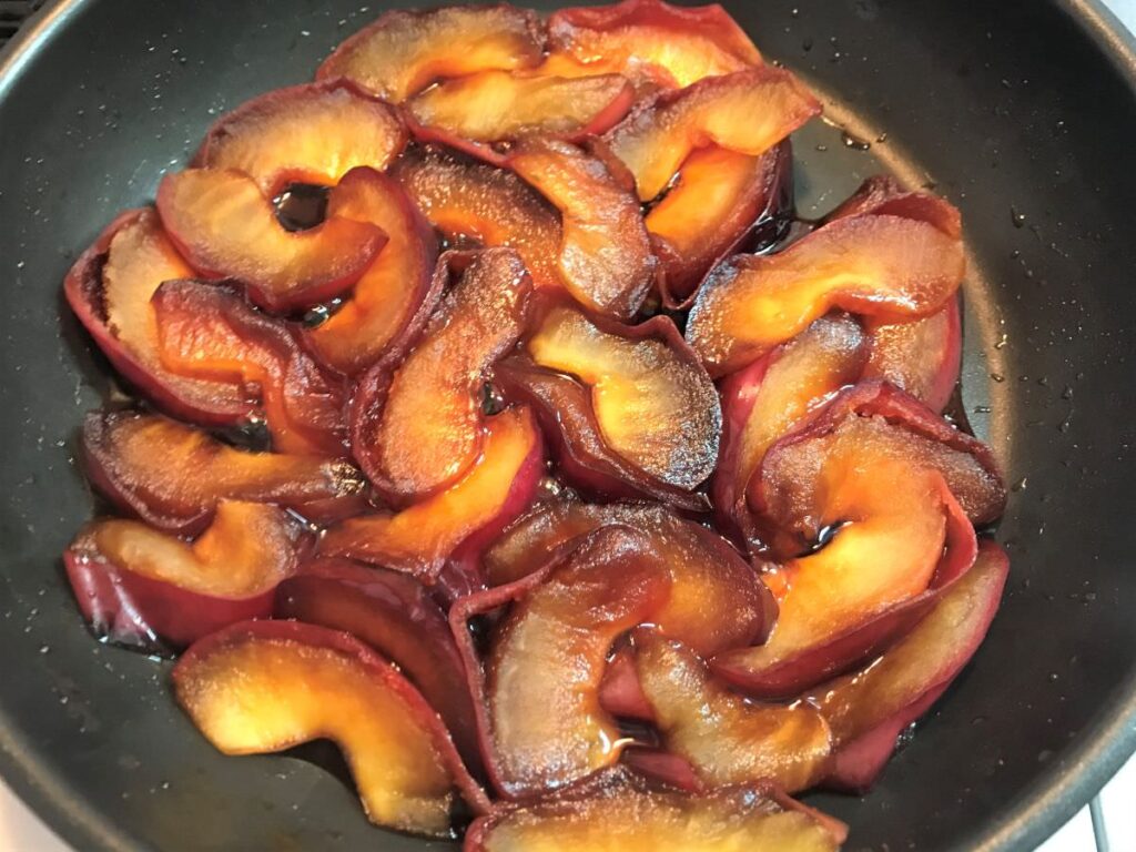 写真：りんごキャラメル煮を作ります