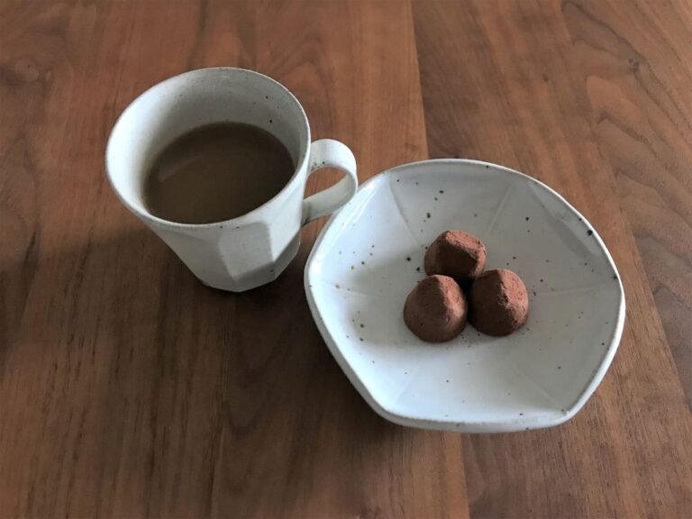 写真：業務スーパー ココアトリュフとコーヒーでおやつに食べます