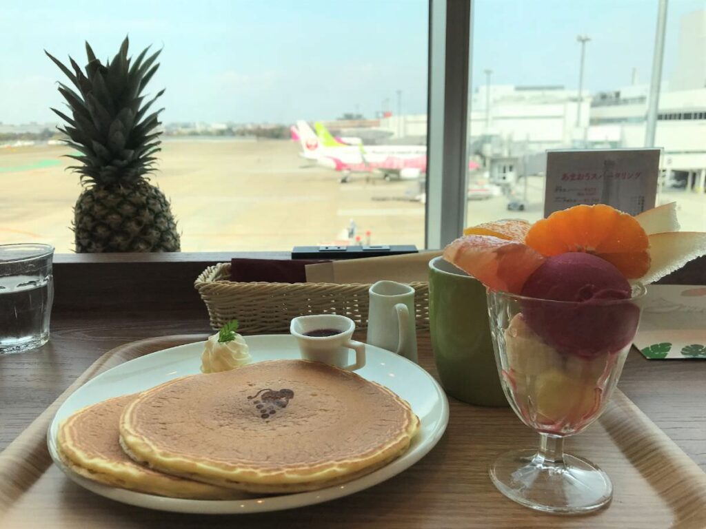 写真：福岡空港「キャンベルアーリー」ミックスフルーツのミニパフェとパンケーキのセット