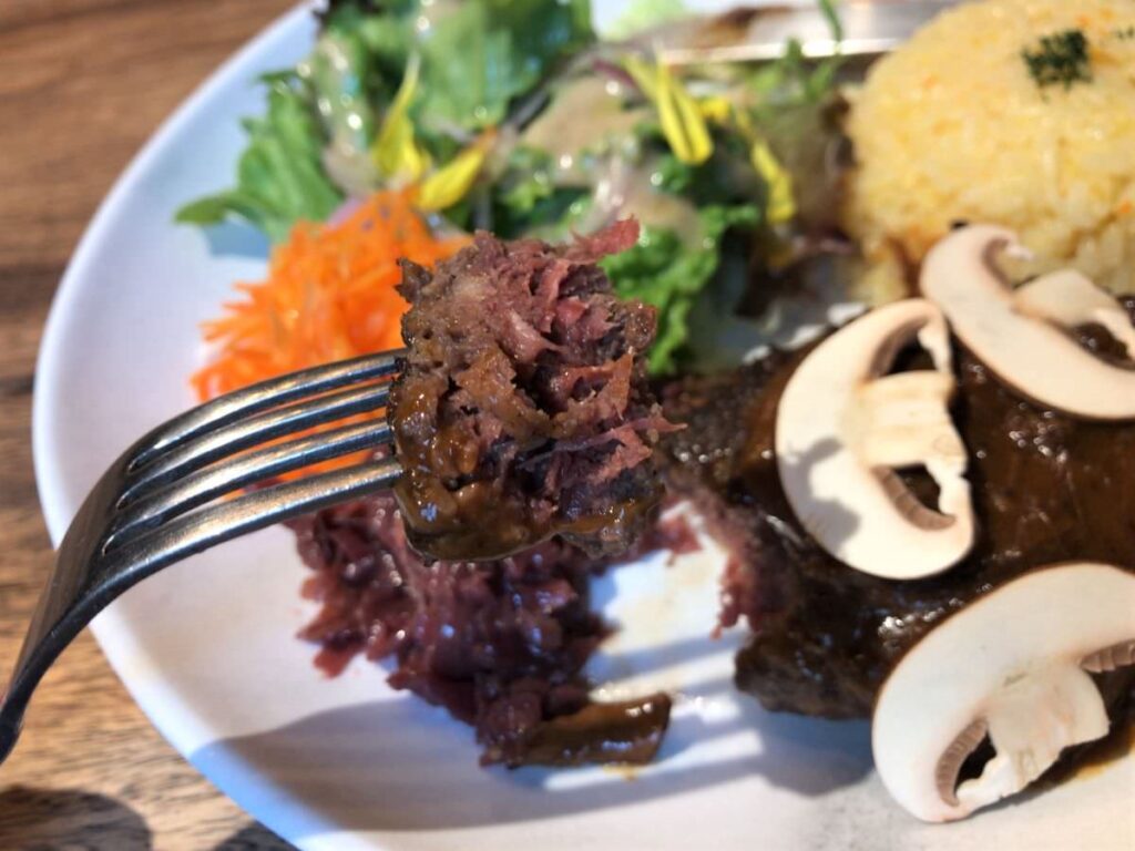 写真：東京 新富町 ビストロHAMAIF 鹿肉 赤身ハンバーグを切ったところ