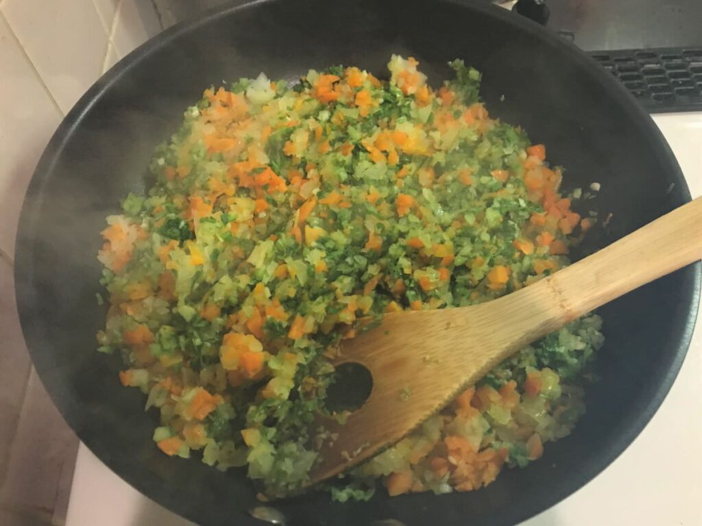 写真：野菜のみじん切りをじっくり炒めていく