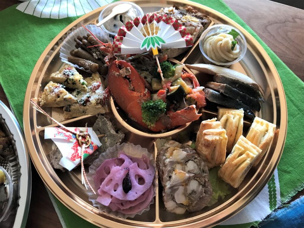 写真：レストラン糸島 洋風おせち　金の皿