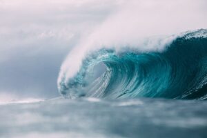 写真：波のイメージ