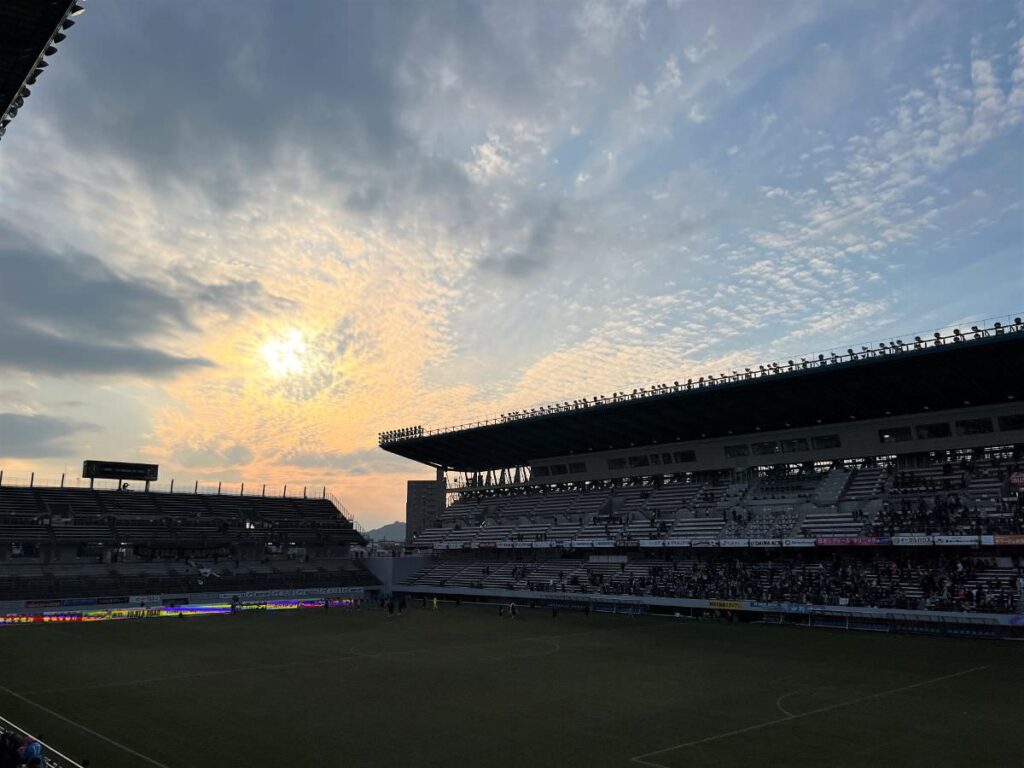 写真：試合後の夕焼けのスタジアム