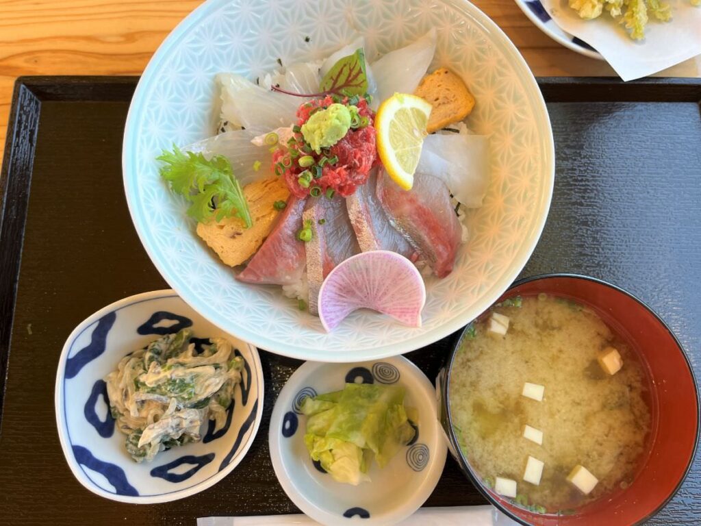 写真：福岡糸島 福ふくの里 のレストラン「旬菜旬魚 ふくふく」海鮮丼