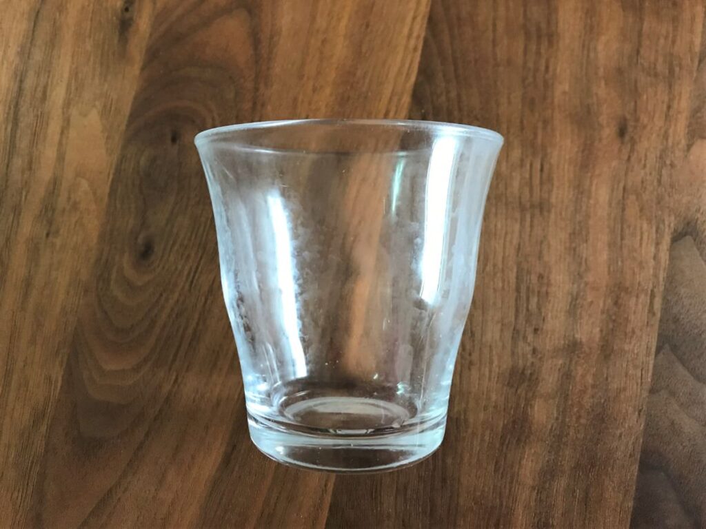 写真：水垢のついたグラス