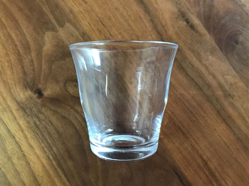 写真：水垢を落としたグラス