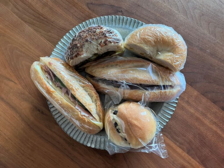 写真：福岡糸島 bakely SANA（サナ）のパン盛り合わせました