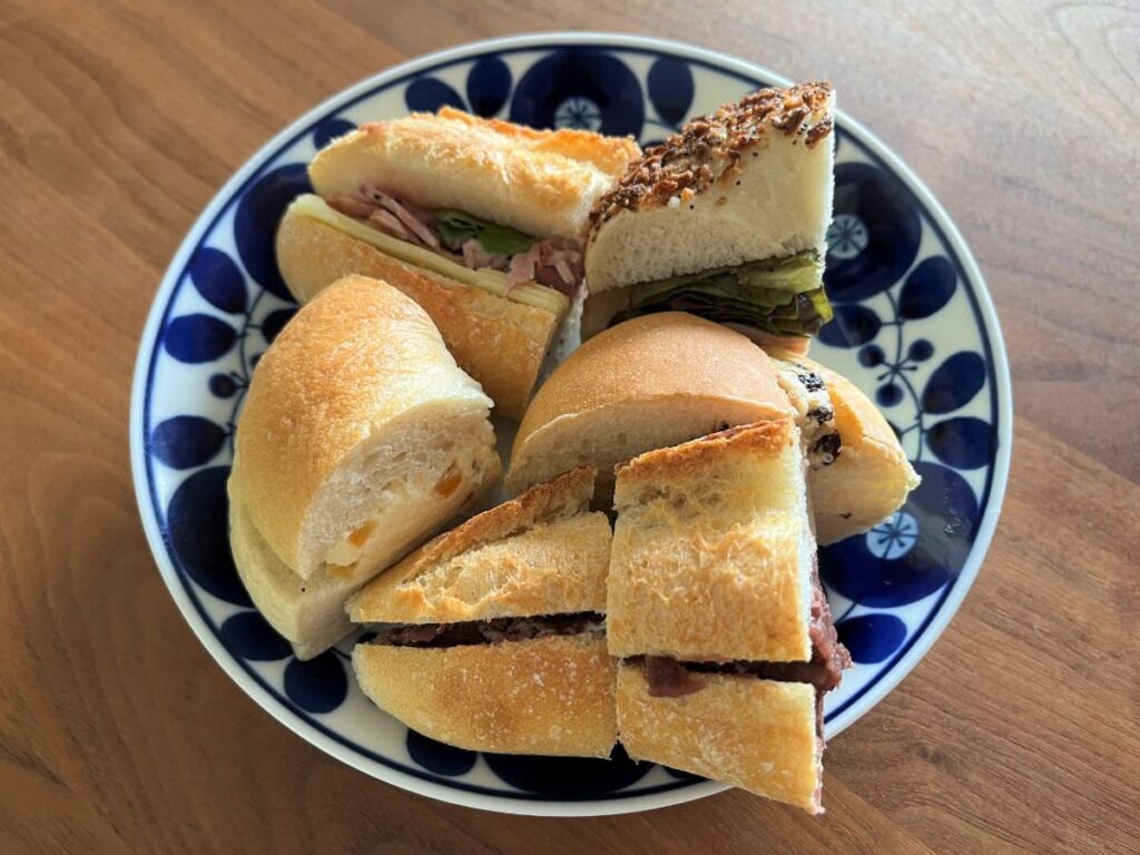 写真：福岡糸島 bakely SANA（サナ）のパン盛り合わせました