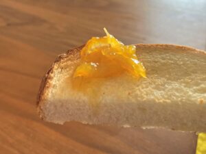 写真：糸島甘夏マーマレードをトーストにのせて食べます