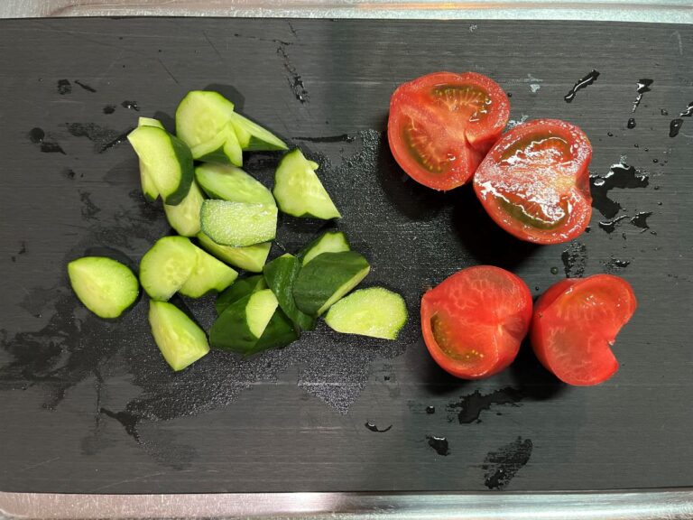写真：黒まな板にキュウリとトマト