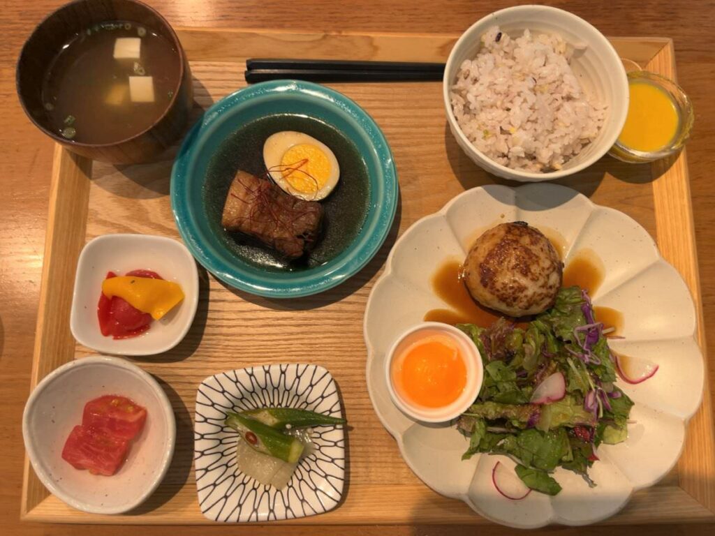 写真：福岡 西区 食堂マウンテンマウンテン ランチ定食2品（ルーローハンと鶏バーグ）