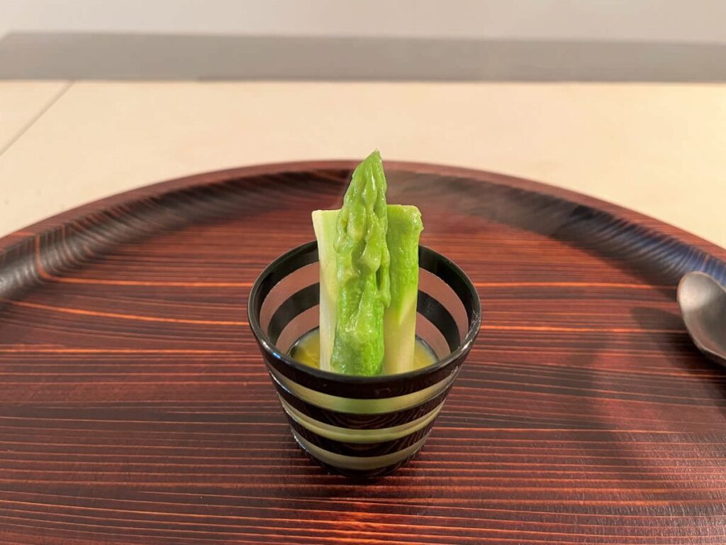 写真：福岡糸島 TOKIN 前菜のアスパラガス