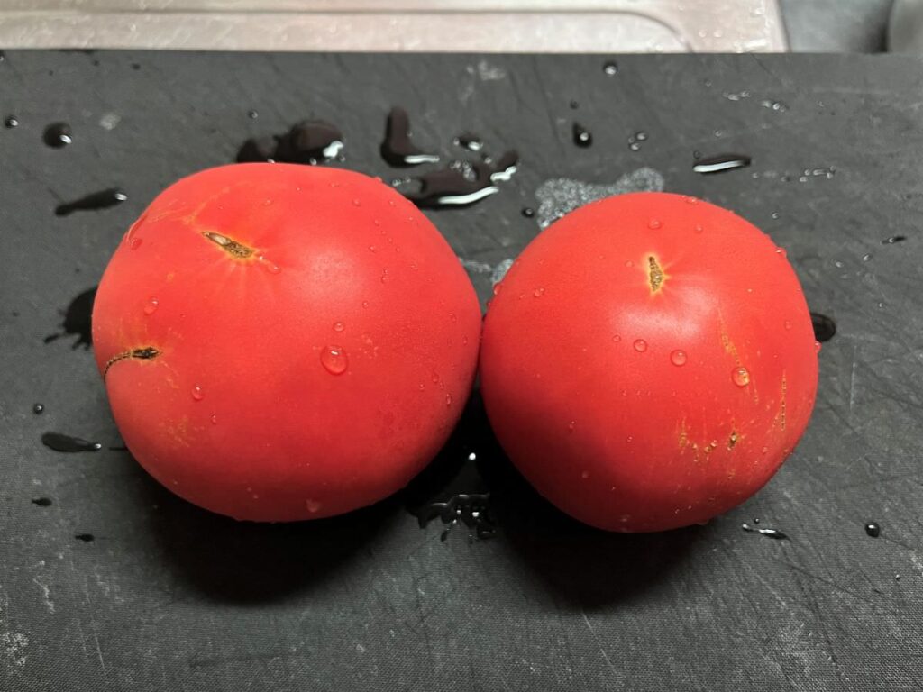 写真：大きくて完熟のトマト2個用意しました