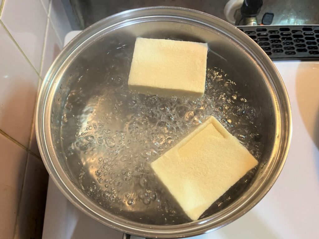 写真：沸騰したお湯に高野豆腐を投入