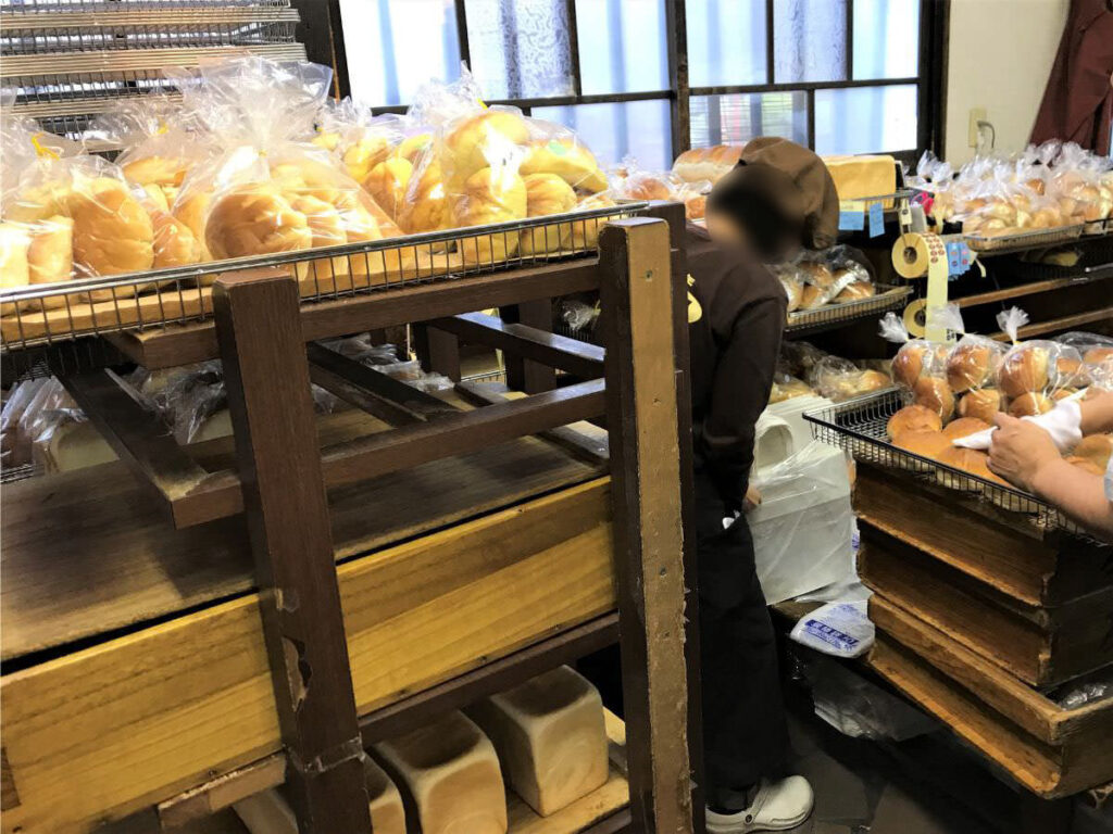 写真：友永パン屋 パンで溢れる店内の様子