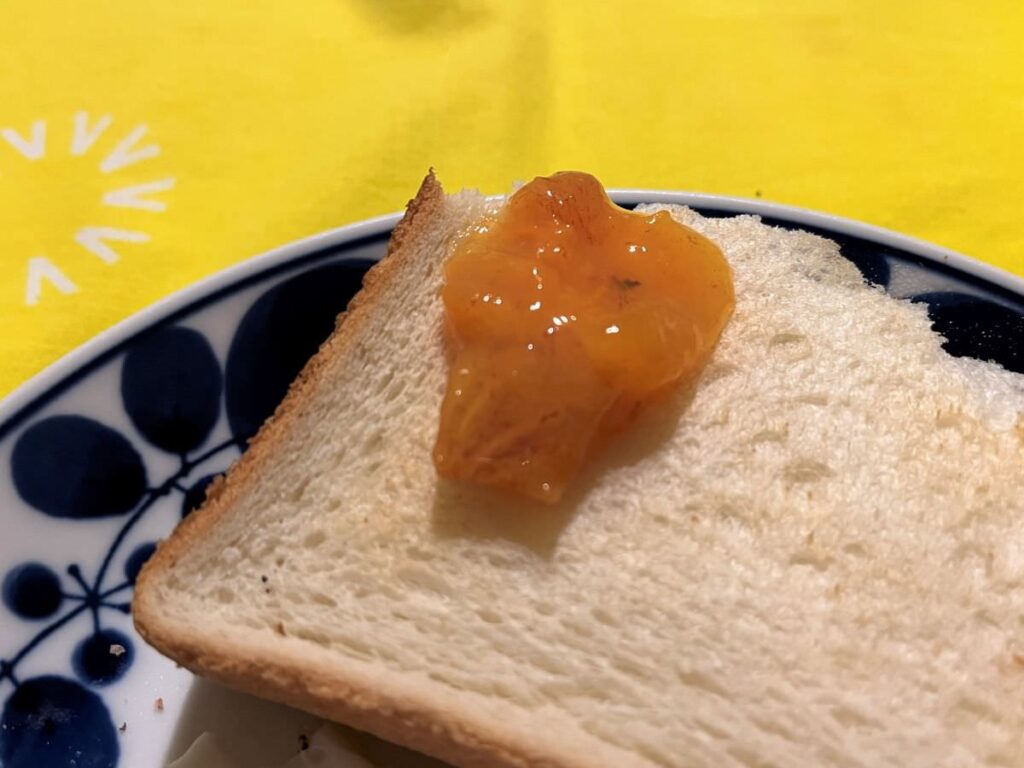 写真：柿ジャム とトースト