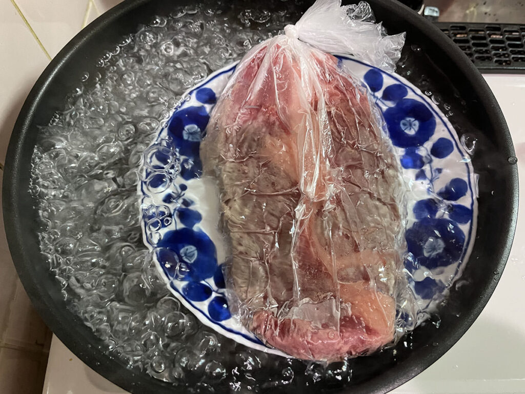 写真：肉を湯煎する