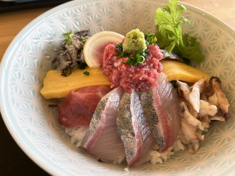 写真：福ふくの里 レストラン「旬菜旬魚ふくふく」海鮮丼