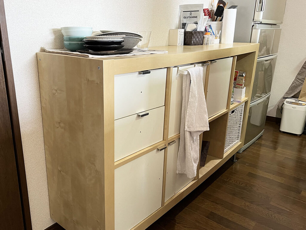 写真：IKEAの家具を食器棚に使ってました。