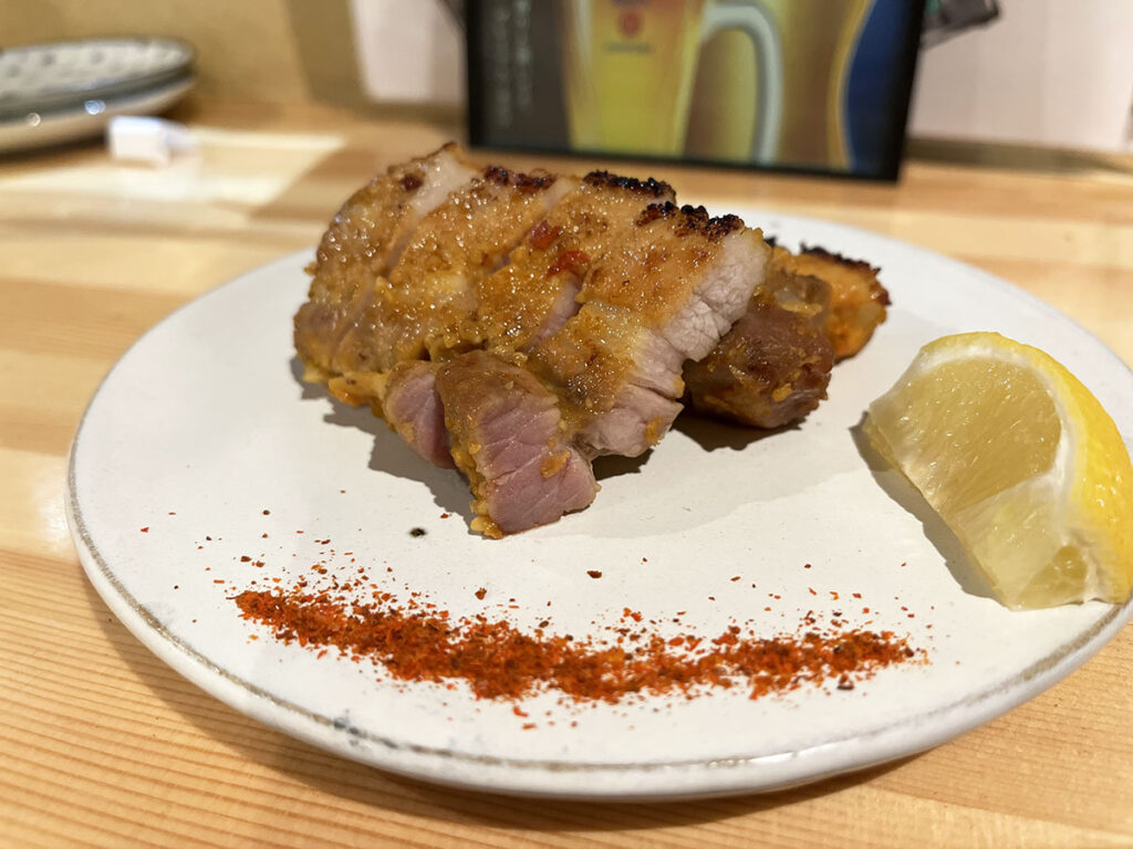 写真：福岡糸島 KEMRIYA 豚バラ西京味噌漬けの炭火焼き