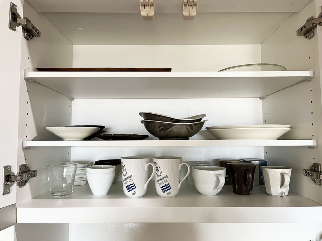 写真：キッチンボード上段には飲み物関係と大きめ皿
