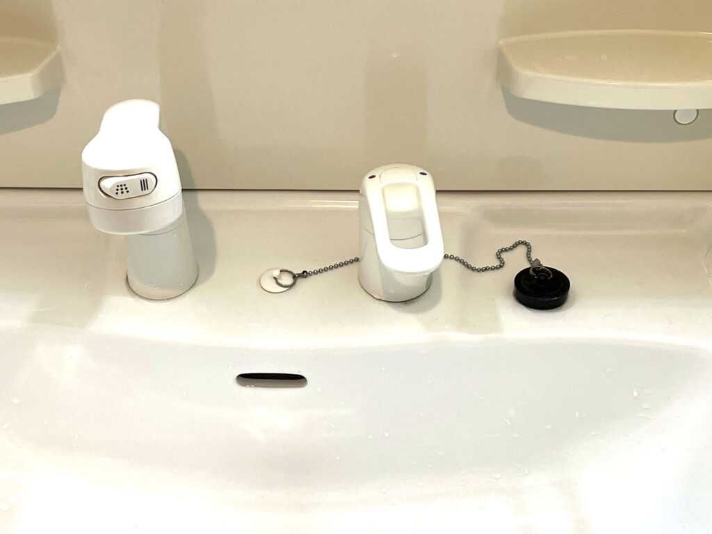 写真：洗面所のゴム栓の置き場が定まらない