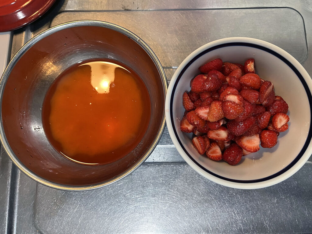 写真：一晩置いたいちごを果実と液体+砂糖にわけたもの