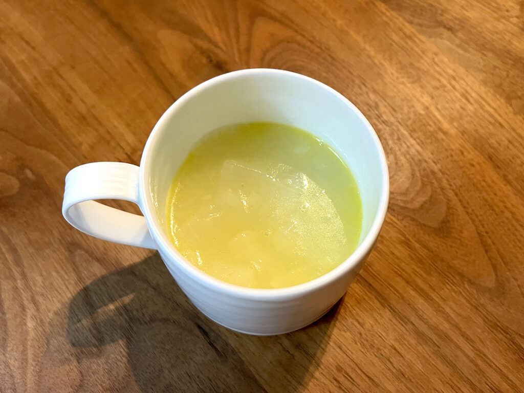 写真：水、バター、塩だけの新玉葱のスープ