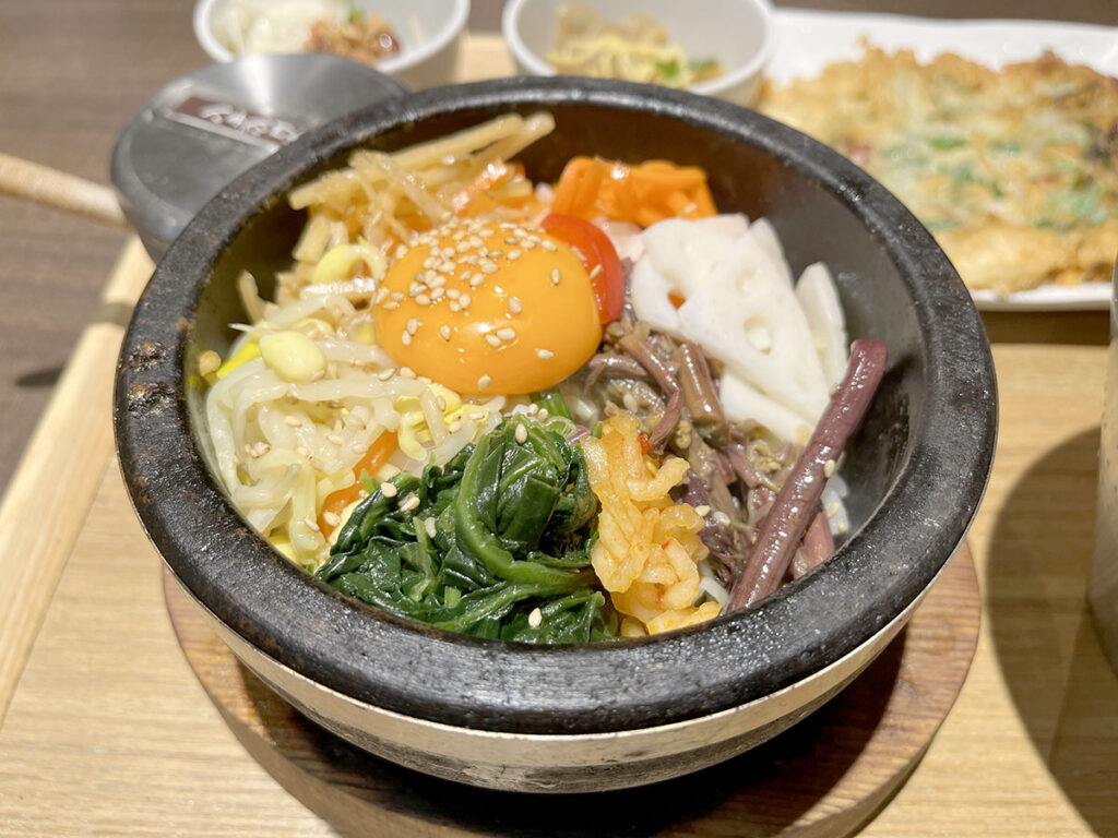 写真：韓美膳 選べるランチの石焼きビピンパ