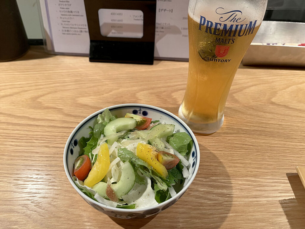 写真：福岡警固 イルフェソワフ 生ビールとお通しのサラダ