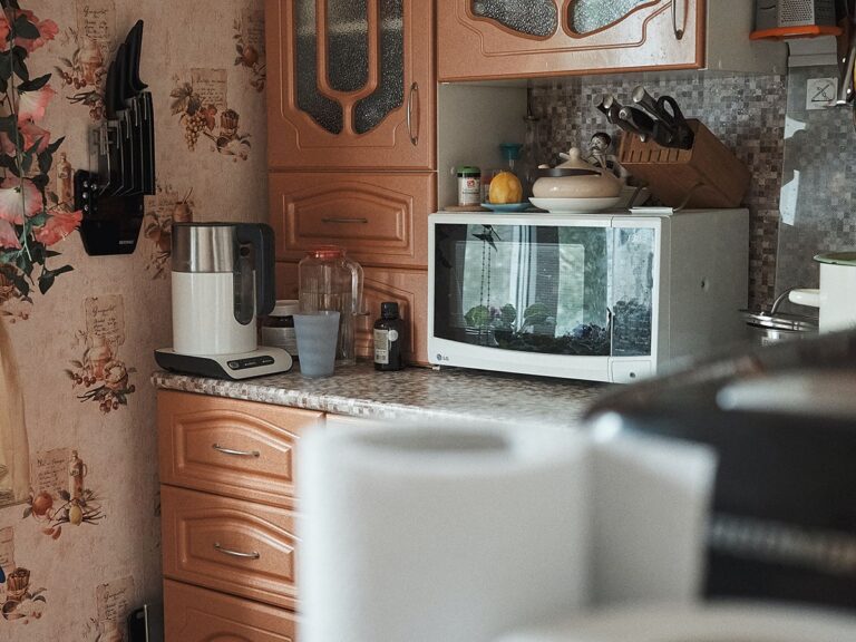写真：電子レンジのあるキッチンイメージ