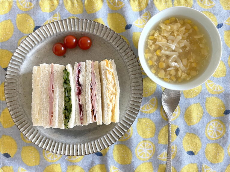 写真：サンドイッチとコーンかきたまスープ